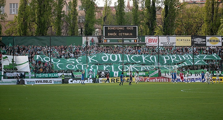 Vraťte fotbal fanouškům, neslo se Ďolíčkem