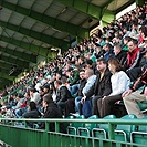 Zaplněná hlavní tribuna