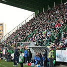 Zaplněná hlavní tribuna