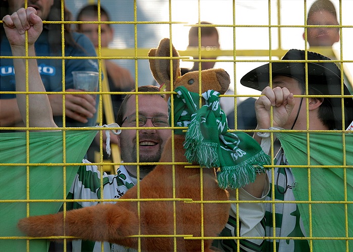 Fanoušci s tradičními talismany.