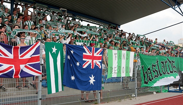 Podélná tribuna byla přeplněná...