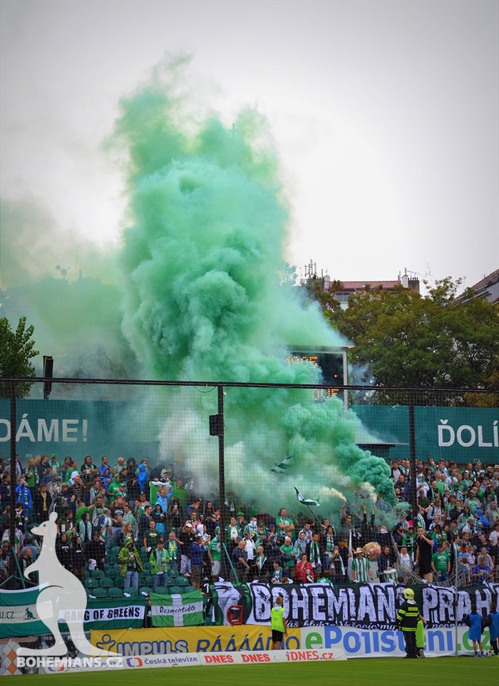 DĚNÍ NA TRIBUNÁCH: Bohemians - Hradec