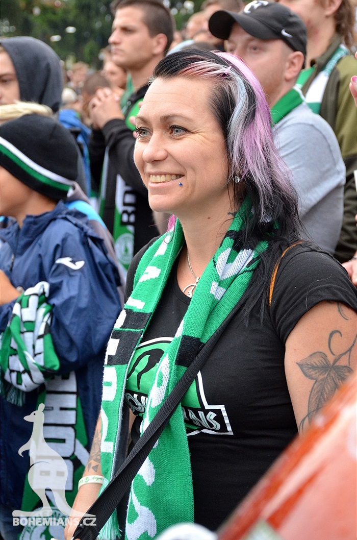 DĚNÍ NA TRIBUNÁCH: Bohemians - Hradec