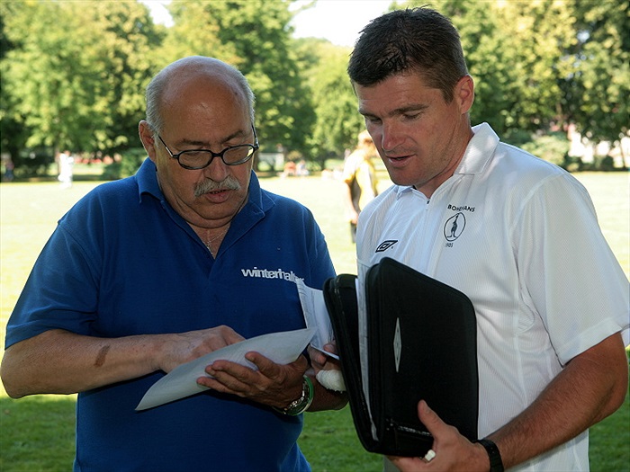 Sportovní ředitel Jiří Steinbroch v diskusi s Pavlem Švantnerem.