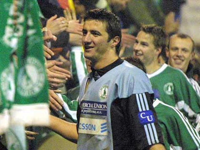 Po vítězství nad Spartou se hráči zdraví s diváky