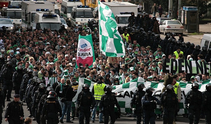 Zelenobílá vlna valící se Vršovickou ulicí