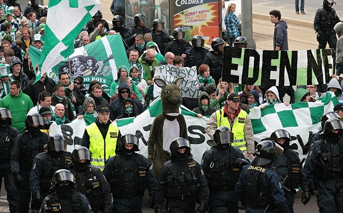 Čelo fanouškovského průvodu