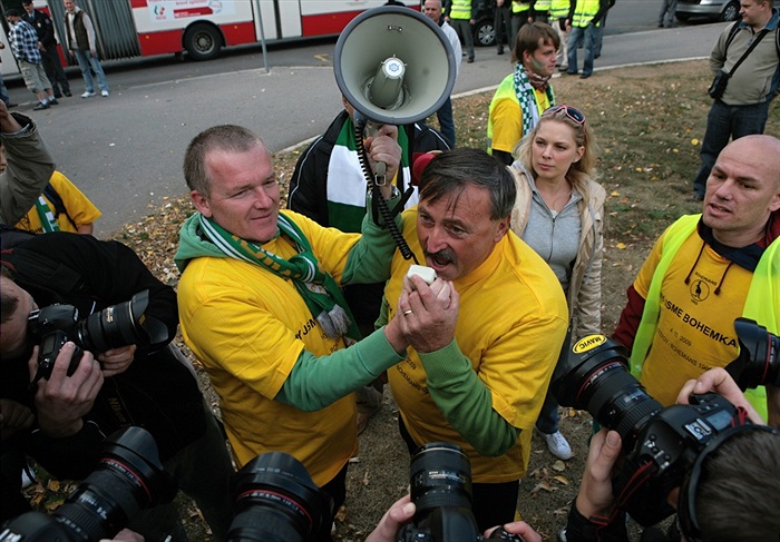 Tonda Panenka zahajuje pochod.