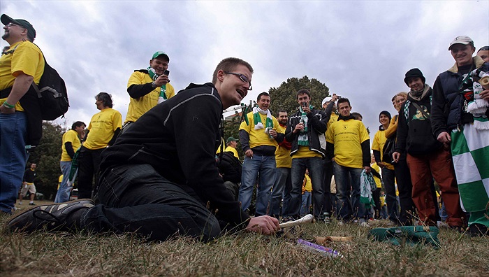 Recese na úvod - fanoušek se hrou na zajímavé hudební nástroje snažil vydělat na drahou vstupenku.