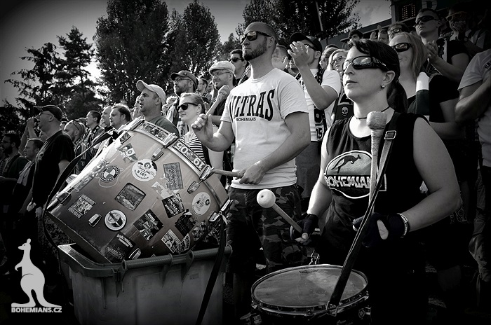 DĚNÍ NA TRIBUNÁCH: Bohemians - Karviná