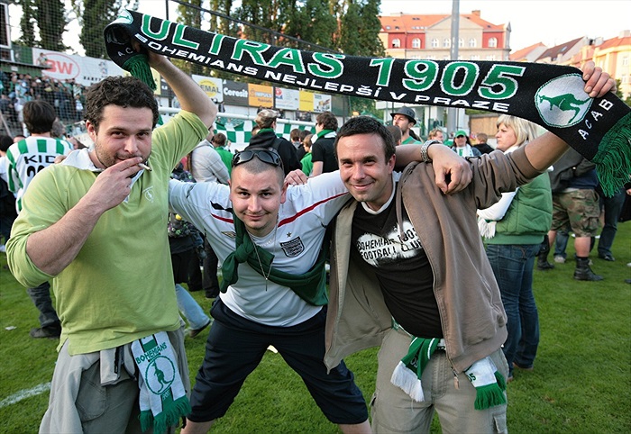 Fanoušci na hrací ploše