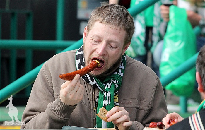 DĚNÍ NA TRIBUNÁCH: Bohemians - Slavia