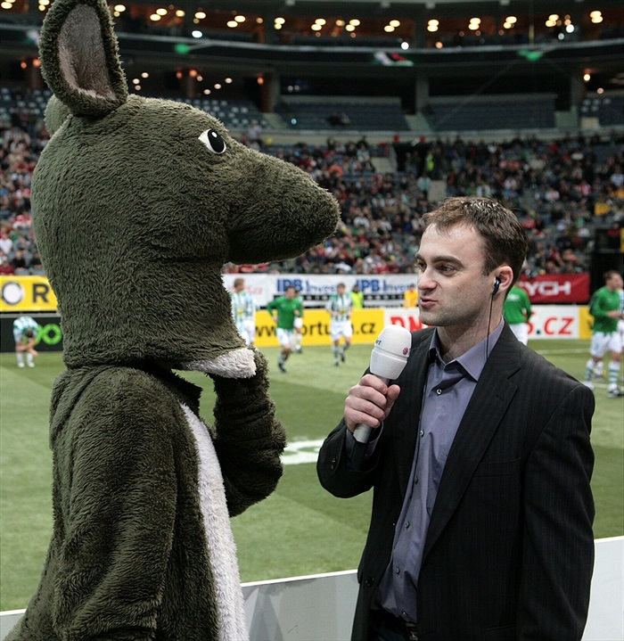 Maskot před kamerou TV