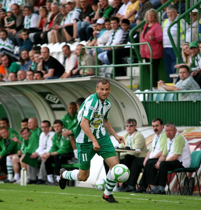 Róth se řítí do útoku.