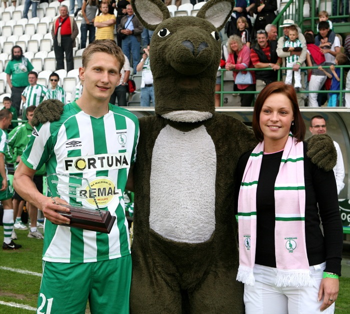 Hráč zápasu Milan Škoda a patronka Dana Hadačová.