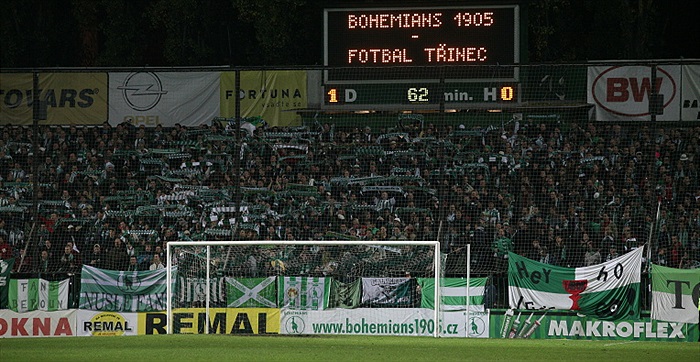 Kotel sleduje drama na hřišti.