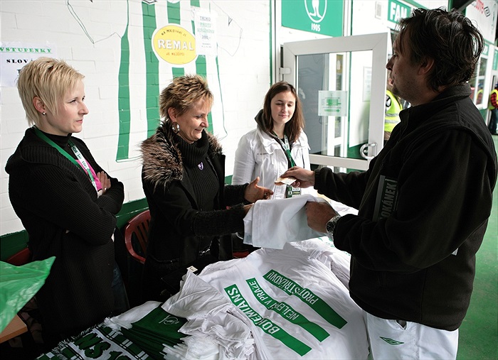 Nové triko vyrobené speciálně k zápasu.