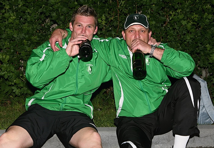 Míla Strnad a Míra Šimeček zahánějí žízeň.