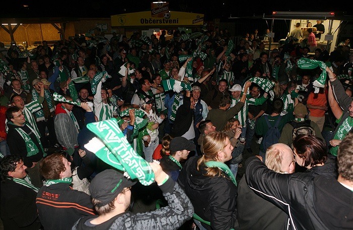 Zaplněný Ďolíček vítal hrdiny.