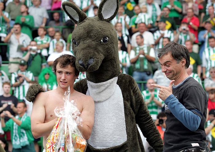 ĎOLÍČEK: Nejlepší muž zápasu Ivan Hašek dostává cenu od Ivana Trojana.