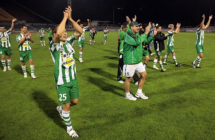 Hráči děkují fanouškům.