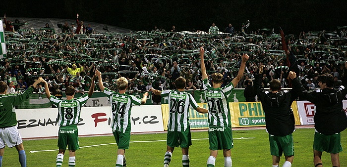 Hráči děkují fanouškům.