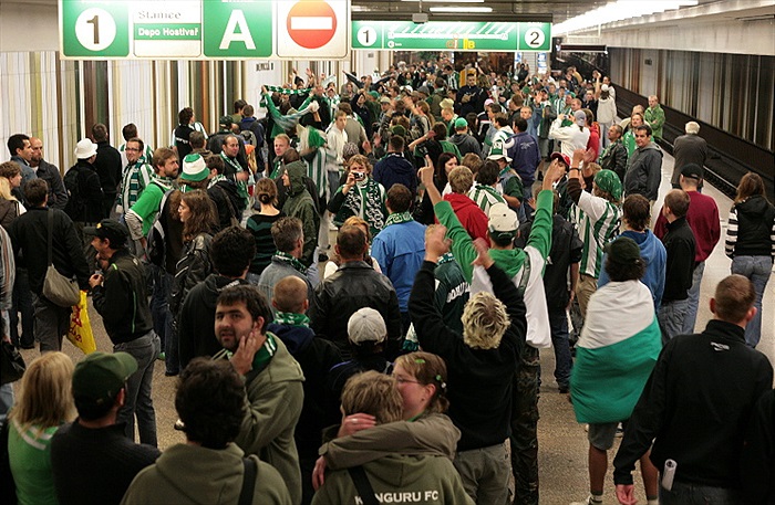 Stanice metra Dejvická v zelenobílém.