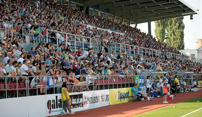 Zaplněná hlavní tribuna.