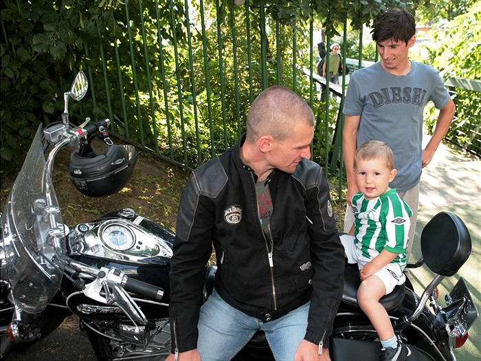 Niklovu motorku testuje i Adam mladší.