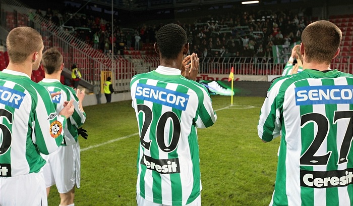 Hráči děkují fanouškům po generálce