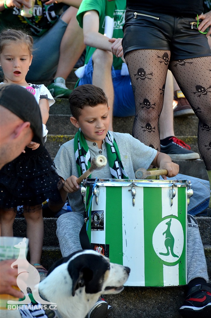 Dění na tribunách - Dětský den a utkání se Slovanem Bratislava