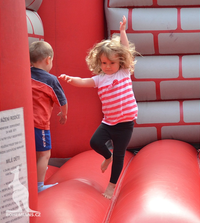 Dění na tribunách - Dětský den a utkání se Slovanem Bratislava