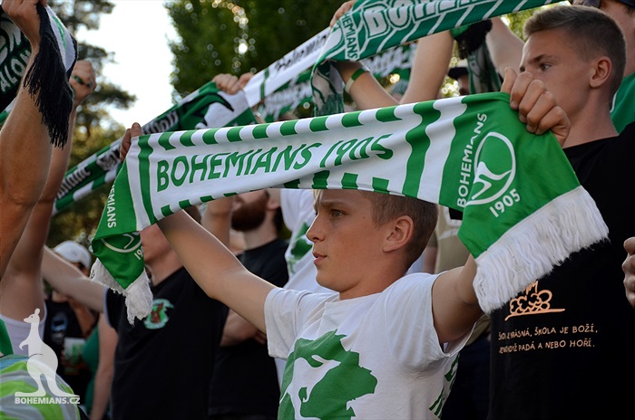 Dění na tribunách - Dětský den a utkání se Slovanem Bratislava