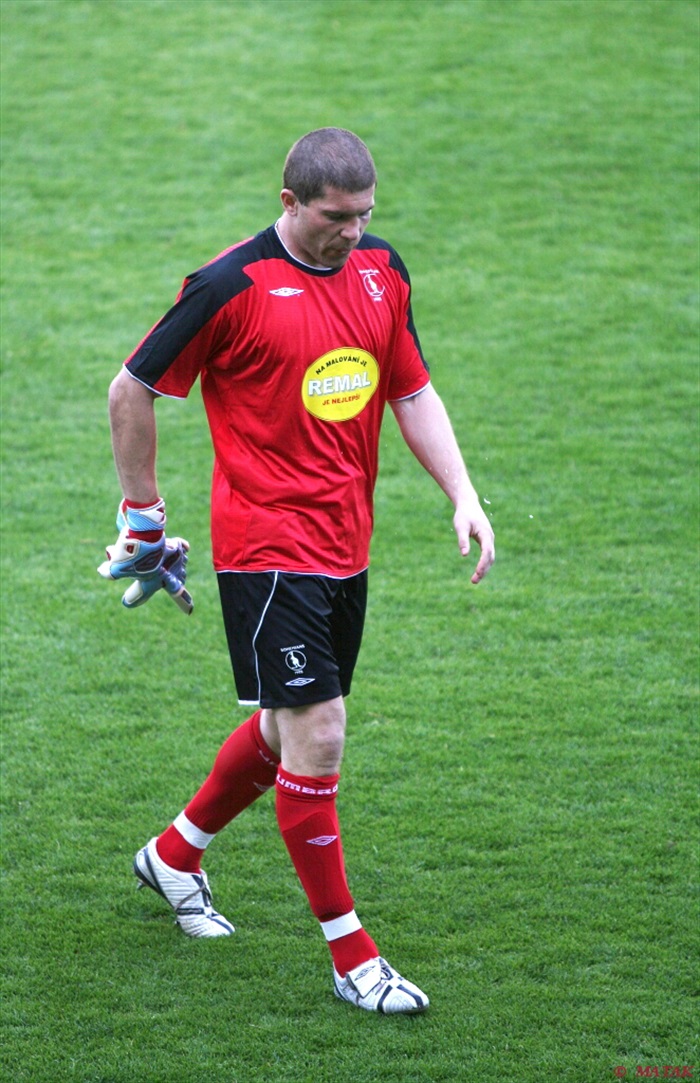 Radek Sňozík opuští hřiště za potlesku tribun.