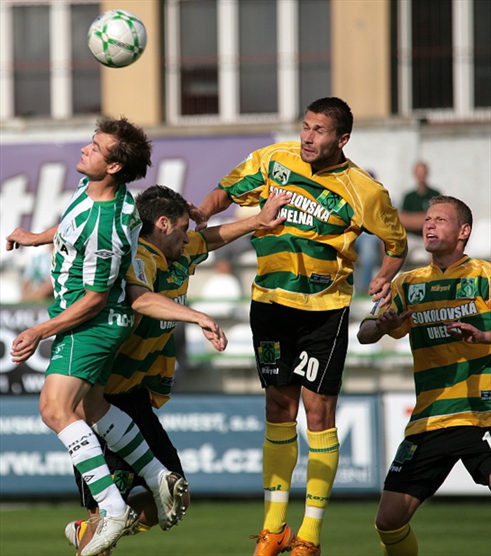 Hašek v hlavičkovém souboji.