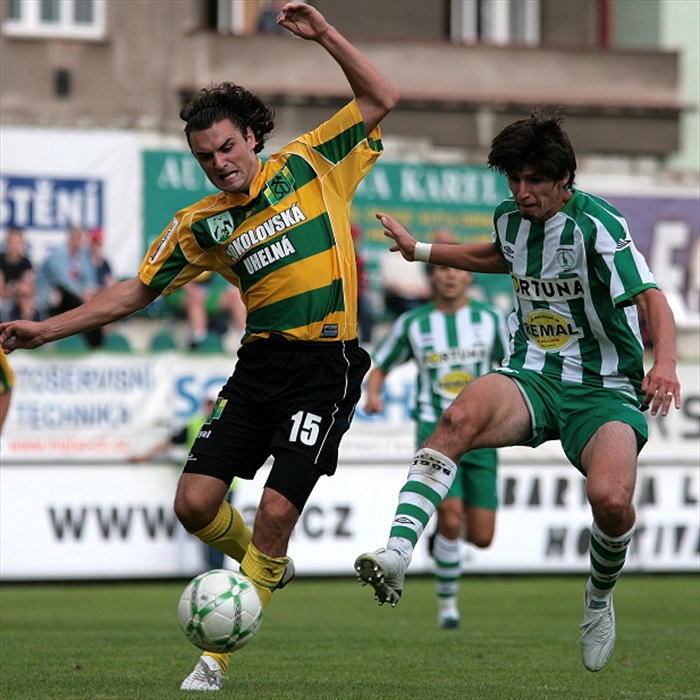 Adam bojuje o míč.