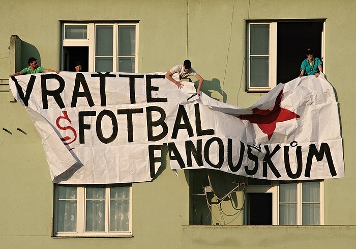Vršovicemi se neslo jednotné "Vraťte fotbal fanouškům"