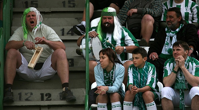 Zelenobílá podpora v hledišti.