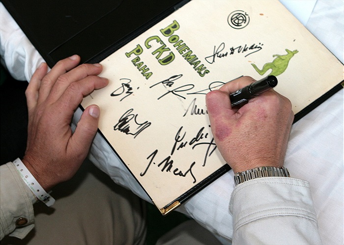 Mistři v obležení fanoušků při autogramiádě.