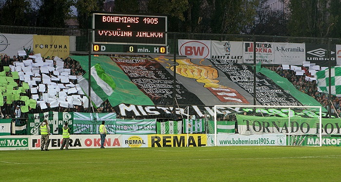 Krásné choreo s pohárem a se jmény všech hráčů.