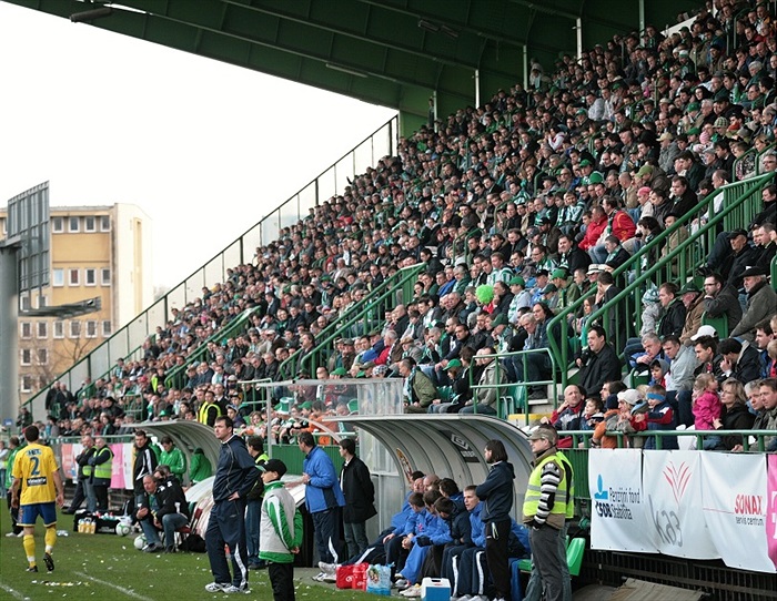 Zaplněná hlavní tribuna