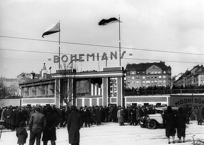 Na místě dnešní hlavní brány stadionu se nachází reprezentativní vstup a pokladny od samého počátku. 
