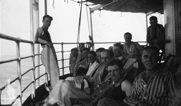 Ve Středozemním moří, vpravo vpředu manažer Zdík Prager, za ním obránce Průšek a vedoucí výpravy Zdeněk Kalina