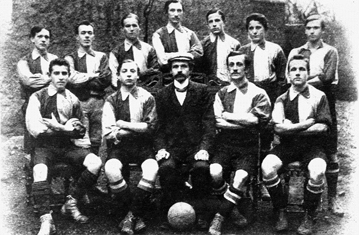 První dochovaná týmová fotografie AFK Vršovice z roku 1908.