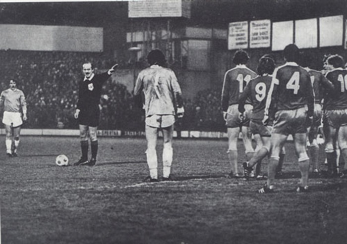 Antonín Panenka se za okamžik rozběhne k trestnému kopu a fantasticky zavěsí do sítě Ipswich Town