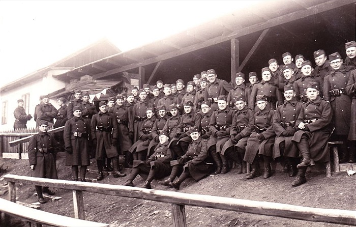 Školní rota z Roháčových kasáren v Ďolíčku v roce 1933. Právě tak vypadaly ochozy stadionu, v pozadí domek správce.