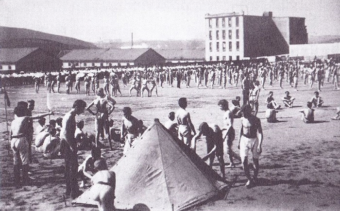 Ďolíček nesloužil jen fotbalu. Snímek je z hromadného cvičení Sokola Vršovice v roce 1920.