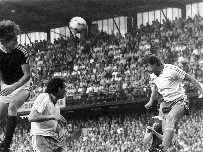V derby na Letné v roce 1982 hlavičkuje míč do bezpečí Klokan Jakubec pod dohledem spoluhráče Ondry.
