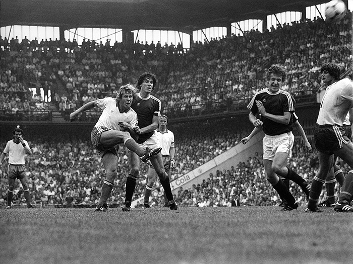 Milan Čermák střílí na bránu na vyprodané Letné, při zápase v roce 1982.