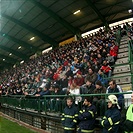 Plná hlavní tribuna.